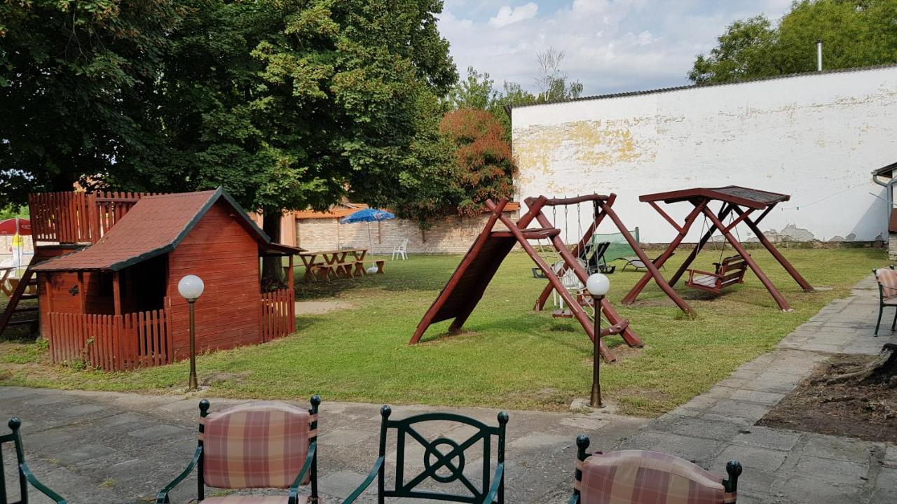 Bed and Breakfast 100 Eves Fogado Szatymaz Zewnętrze zdjęcie