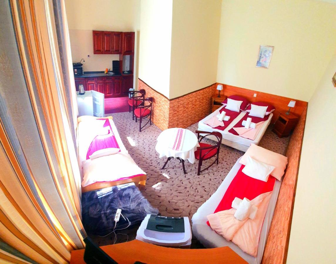 Bed and Breakfast 100 Eves Fogado Szatymaz Zewnętrze zdjęcie