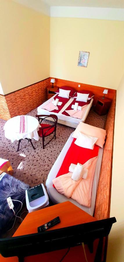 Bed and Breakfast 100 Eves Fogado Szatymaz Zewnętrze zdjęcie